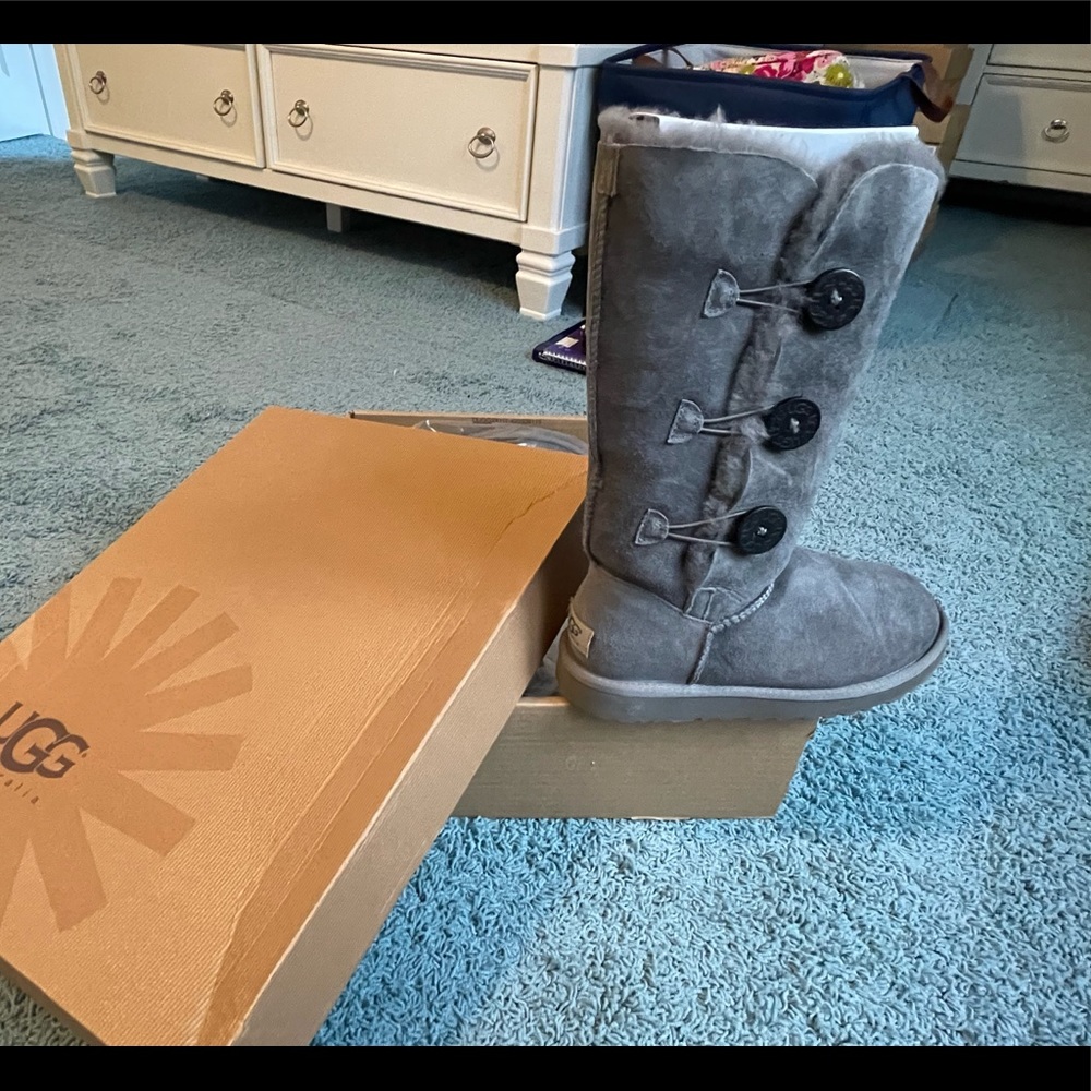 Womens Ugg boots, style: button triplet, size:7